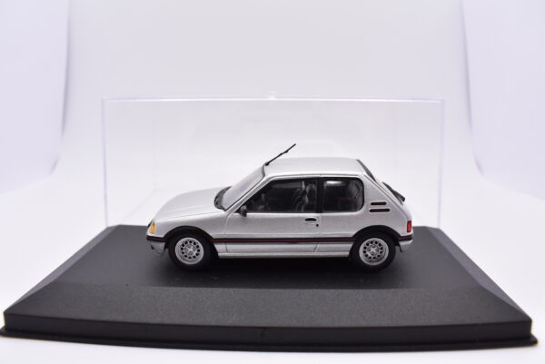 Modellino Auto Scala 1:43 Peugeot 205 GTI diecast modellismo statico - immagine 2