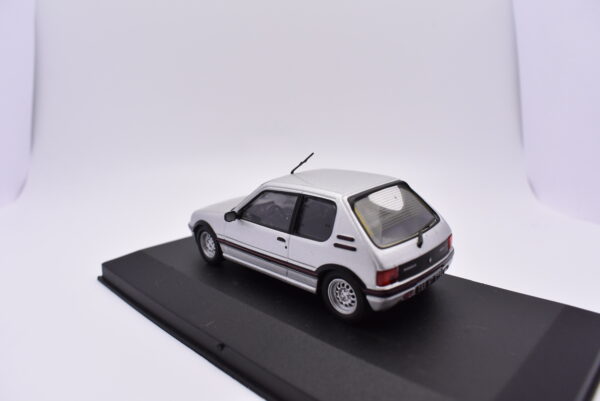 Modellino Auto Scala 1:43 Peugeot 205 GTI diecast modellismo statico - immagine 4