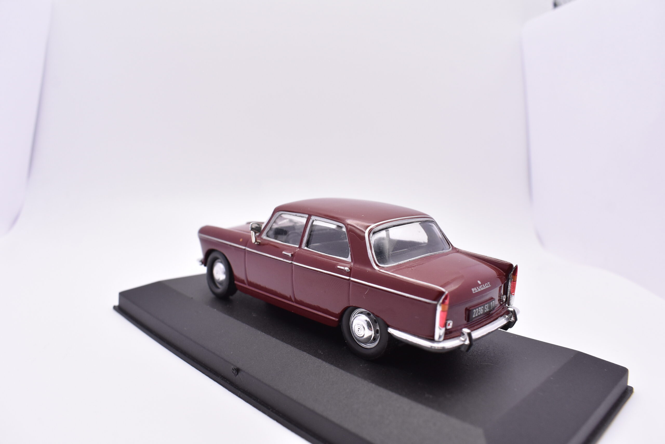 Modellino Auto Scala 1:43 Peugeot 404 diecast modellismo statico - immagine 4