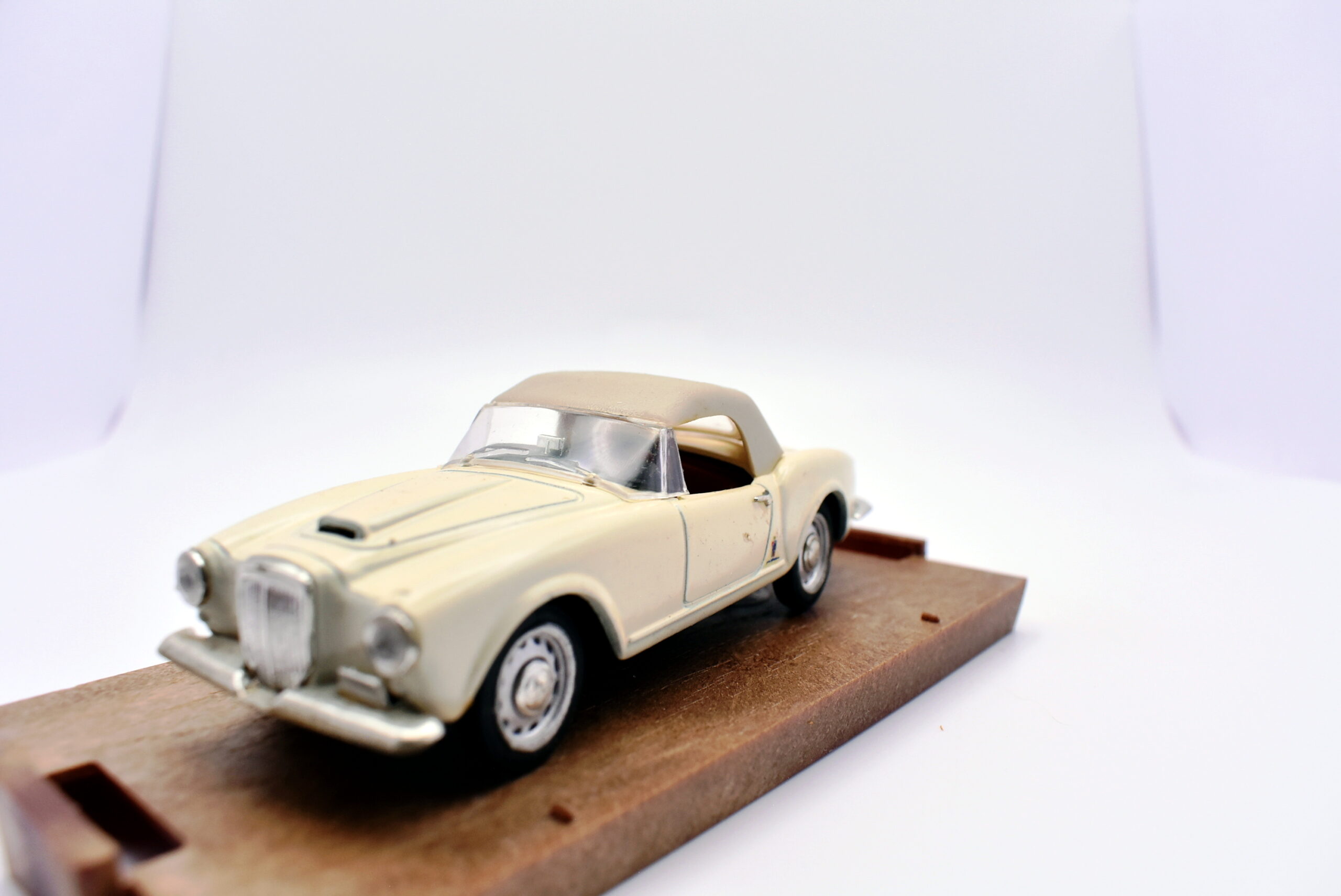 Modellino auto scala 1:43 Lancia B24 Brumm diecast modellismo statico