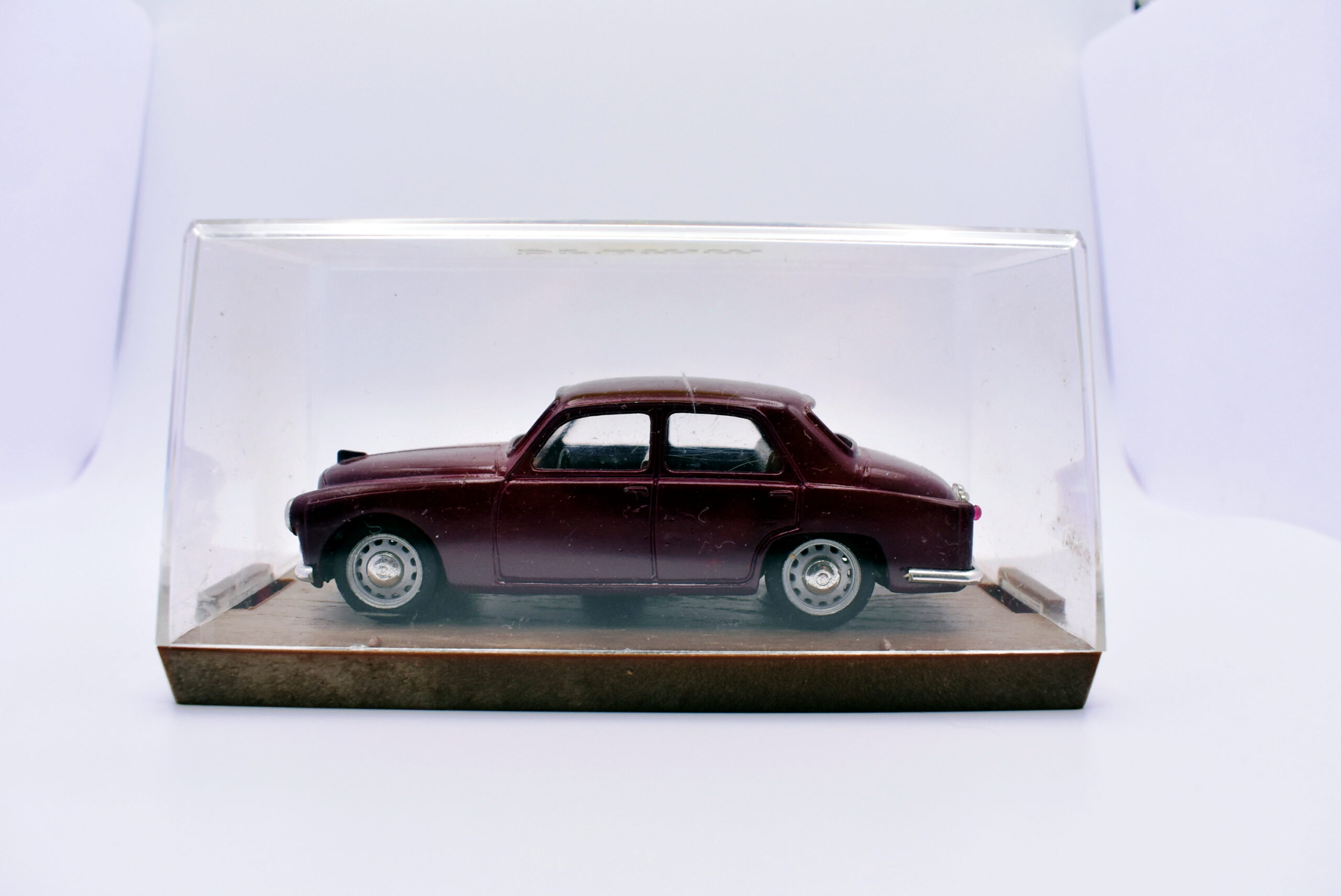 Modellino auto scala 1:43 Alfa Romeo 1900 Brumm diecast modellismo statico - immagine 2