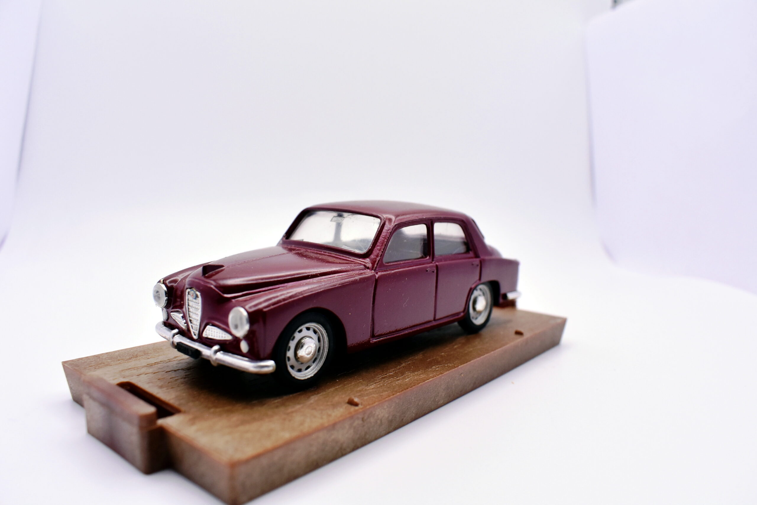 Modellino auto scala 1:43 Alfa Romeo 1900 Brumm diecast modellismo statico