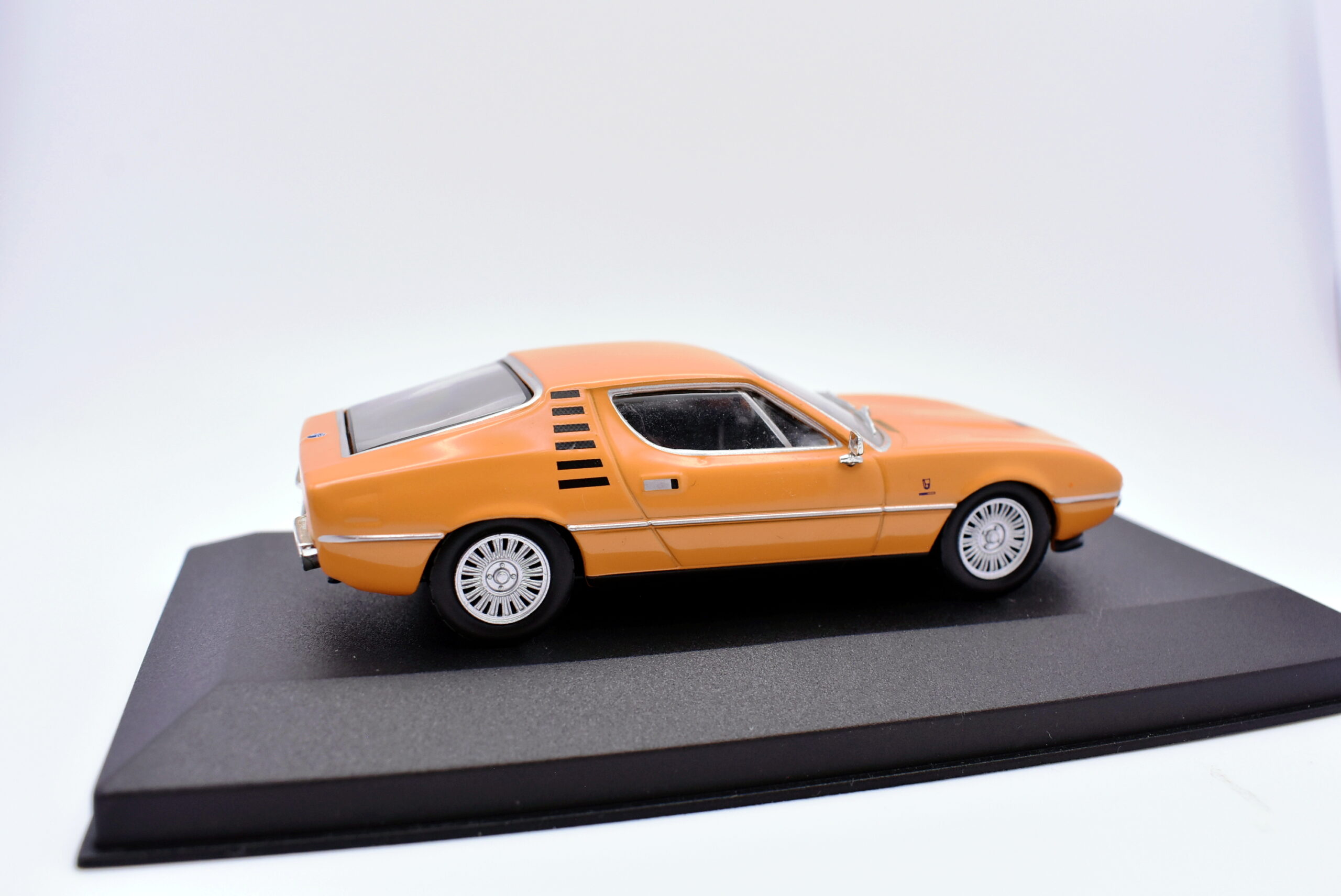 Modellino auto scala 1:43 Alfa Romeo Montreal diecast modellismo statico - immagine 4