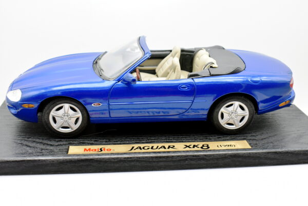 Modellino auto scala 1:18 Jaguar XK8 diecast modellismo da collezione - immagine 3