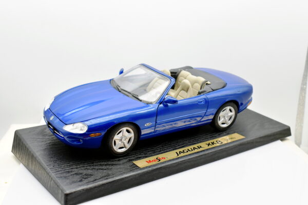 Modellino auto scala 1:18 Jaguar XK8 diecast modellismo da collezione - immagine 4