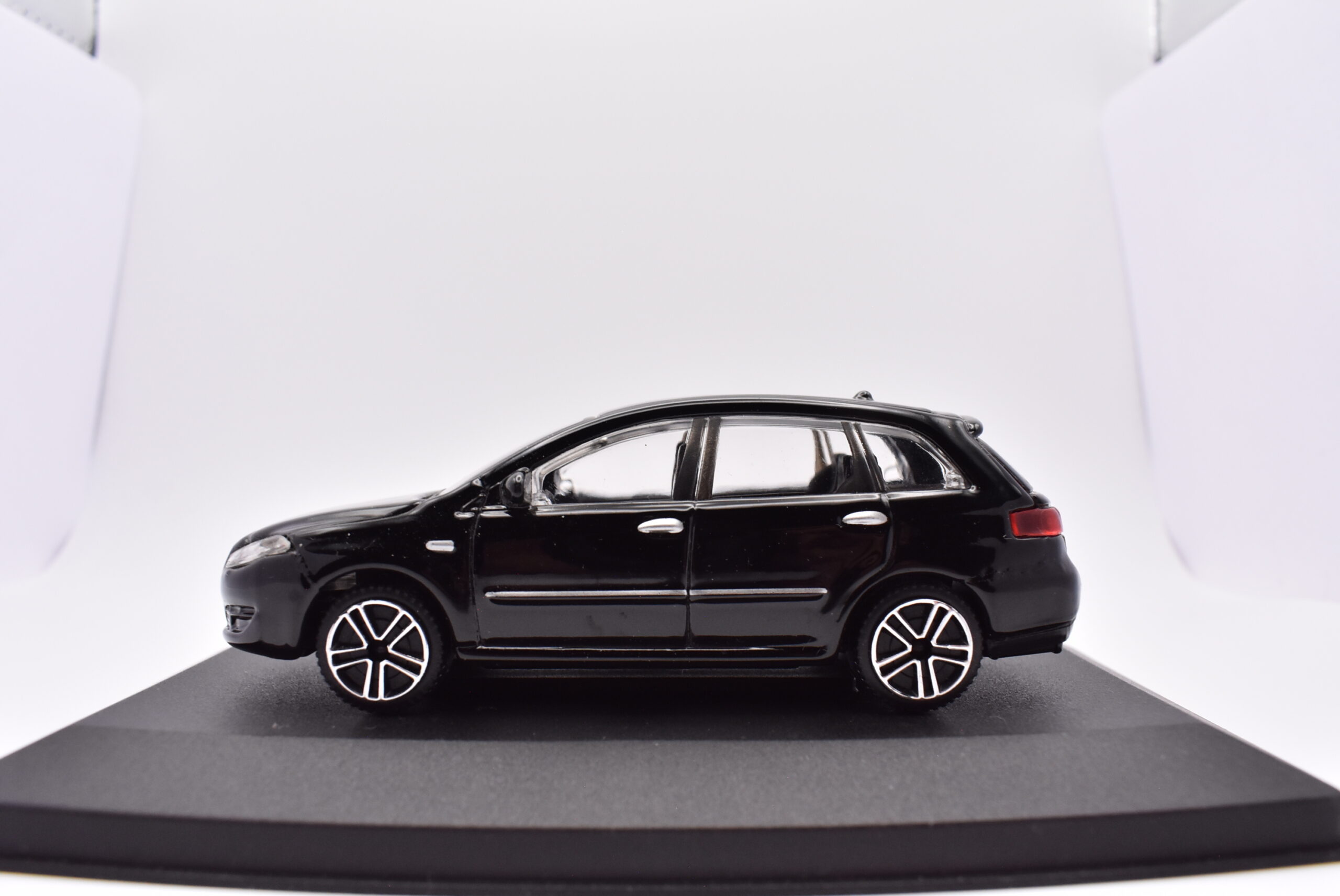 Modellino auto scala 1:43 Fiat Croma Burago diecast modellismo statico - immagine 2