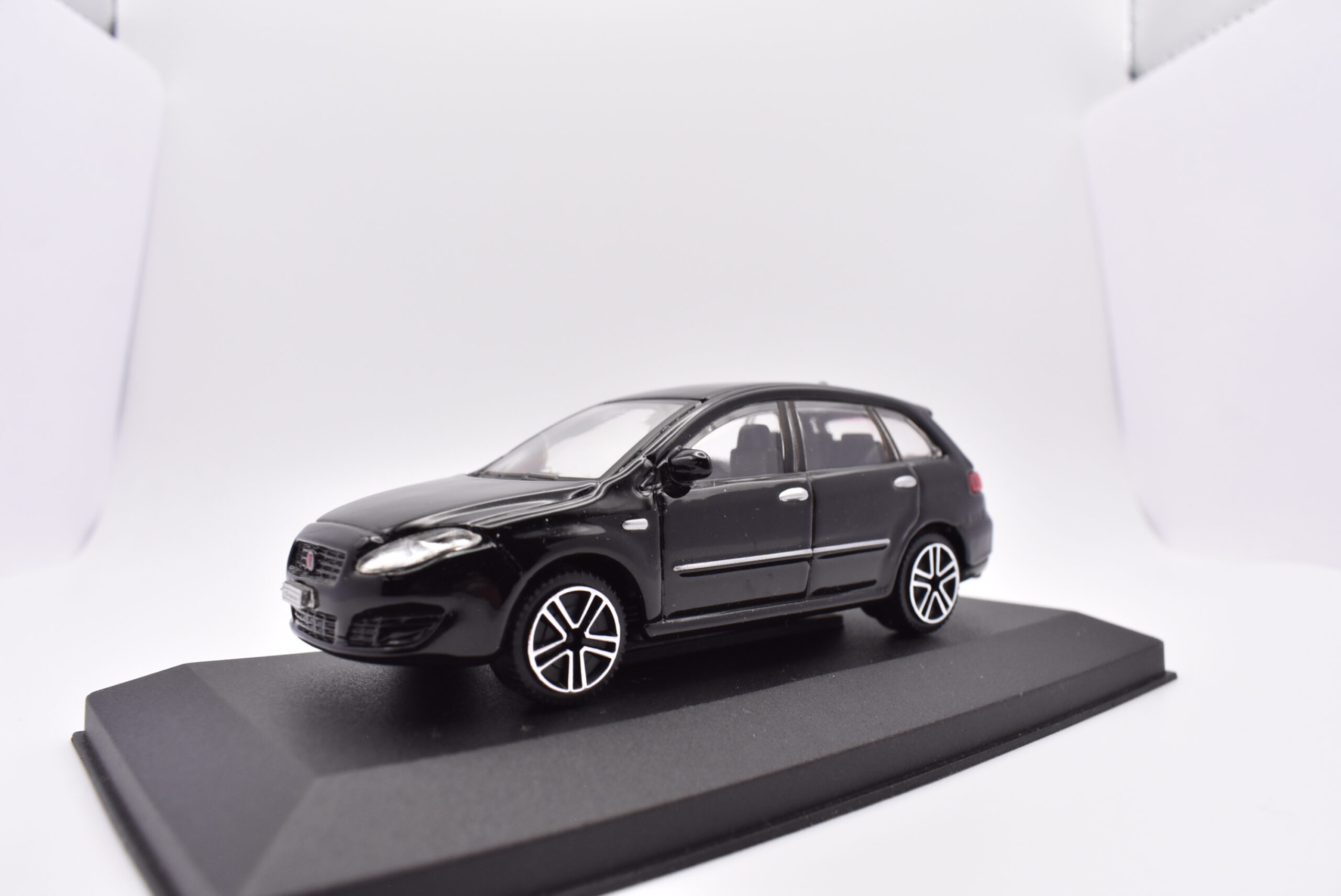 Modellino auto scala 1:43 Fiat Croma Burago diecast modellismo statico