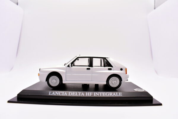 Modellino auto scala 1:43 Lancia Delta HF diecast modellismo statico - immagine 2