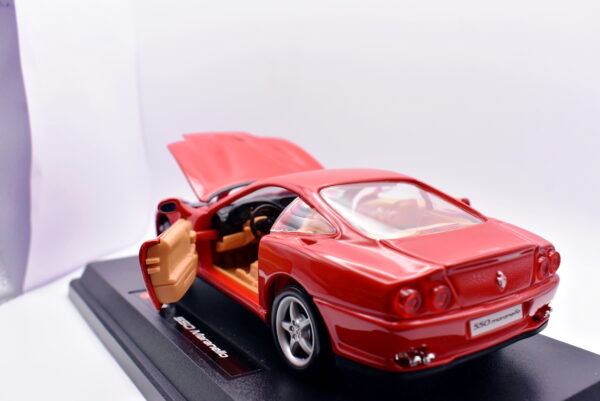 Modellino Auto Scala 1:24 Ferrari 550 Maranello Burago modellismo statico asta - immagine 3