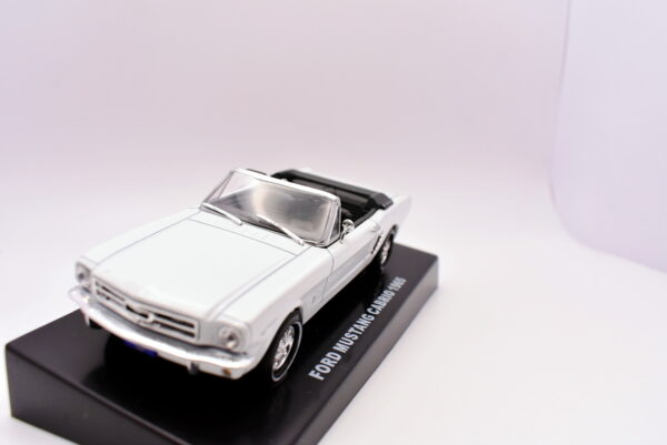 Modellino auto scala 1:43 Ford Mustang Cabrio diecast modellismo statico - immagine 3