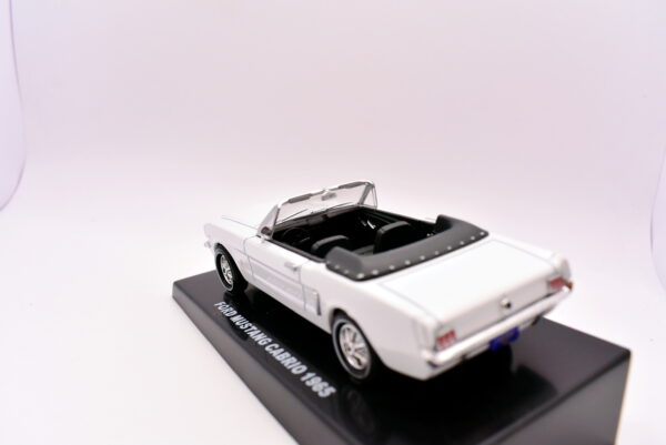 Modellino auto scala 1:43 Ford Mustang Cabrio diecast modellismo statico - immagine 4