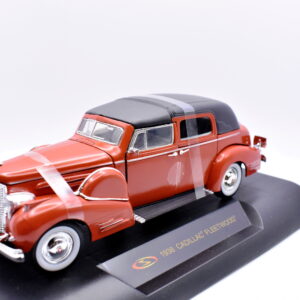 Modellino auto Cadillac Fleetwood scala 1:32 diecast modellismo collezione epoca solido