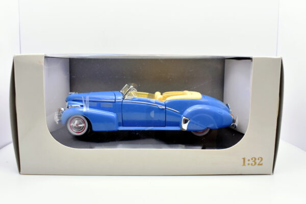 Modellino auto Cadillac series 62 Sedan scala 1:32 diecast modellismo collezione epoca solido - immagine 2