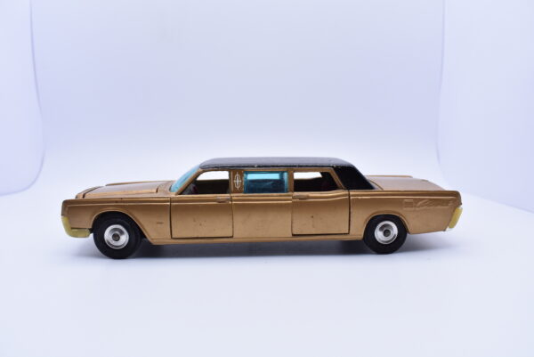 Modellino auto scala 1:43 Lincoln Continental corgi toys diecast modellismo statico usati - immagine 6