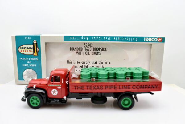 Modellino Camion scala 1:50 Diamond T620 dropside with oil drums Corgi diecast modellismo da collezione - immagine 2