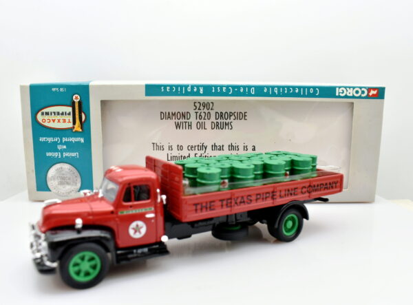 Modellino Camion scala 1:50 Diamond T620 dropside with oil drums Corgi diecast modellismo da collezione - immagine 3