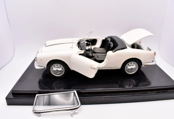 Modellino auto ALFA ROMEO GIULIETTA SPIDER scala 1:24 diecast modellismo da collezione