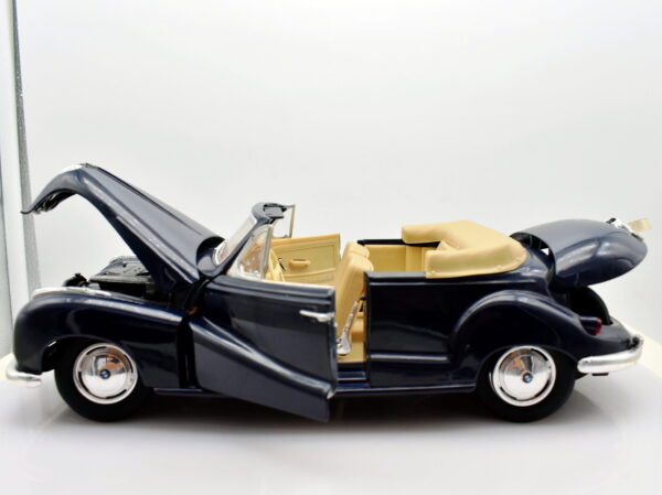 Modellino auto scala 1:18 BMW 502 diecast modellismo da collezione