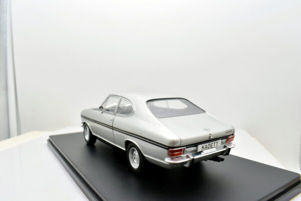 modellino auto opel kadett B scala 1:24 collezione modellismo - immagine 3
