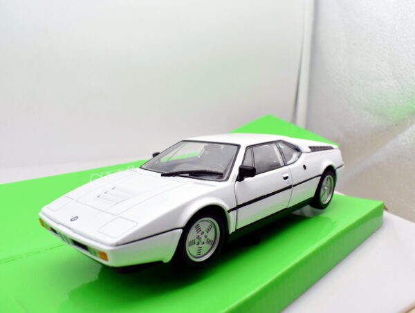 Modellino auto scala 1:24 BMW M1 diecast modellismo statico