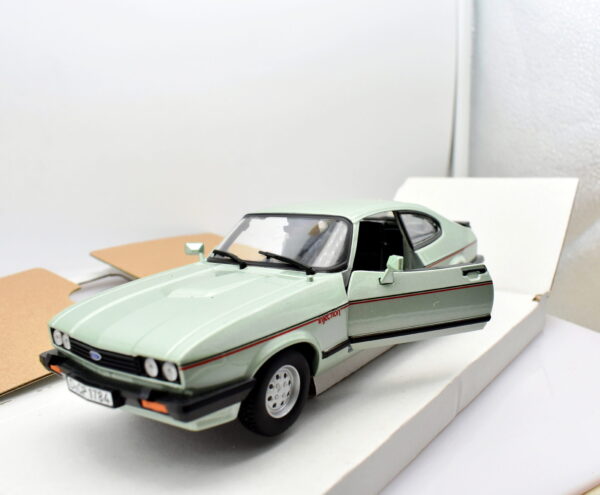 Modellino auto scala 1:24 Ford capri Burago diecast modellismo da collezione - immagine 4