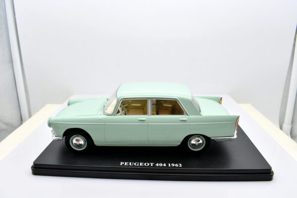 Modellino auto scala 1:24 Peugeot 404 diecast collezione modellismo - immagine 2