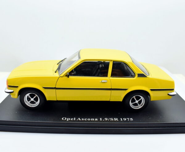Modellino auto scala 1:24 Opel Ascona 1.9 SR diecast collezione modellismo