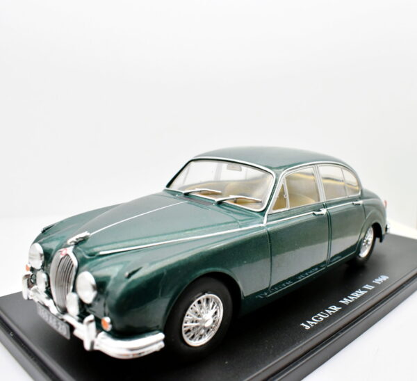 Modellino auto scala 1:24 Jaguar Mark II diecast collezione modellismo
