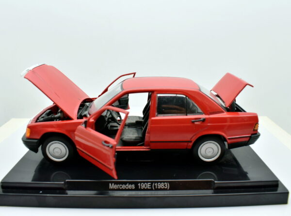 Modellino auto Mercedes 190E scala 1/24 diecast modellismo collezione statico