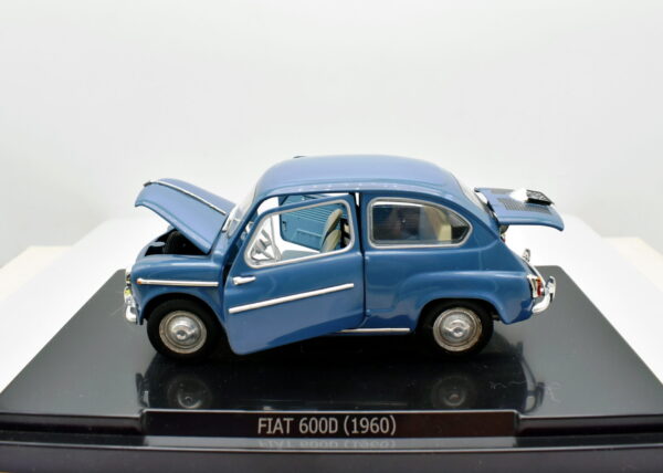 Modellino auto FIAT 600 D scala 1/24 diecast modellismo collezione statico epoca
