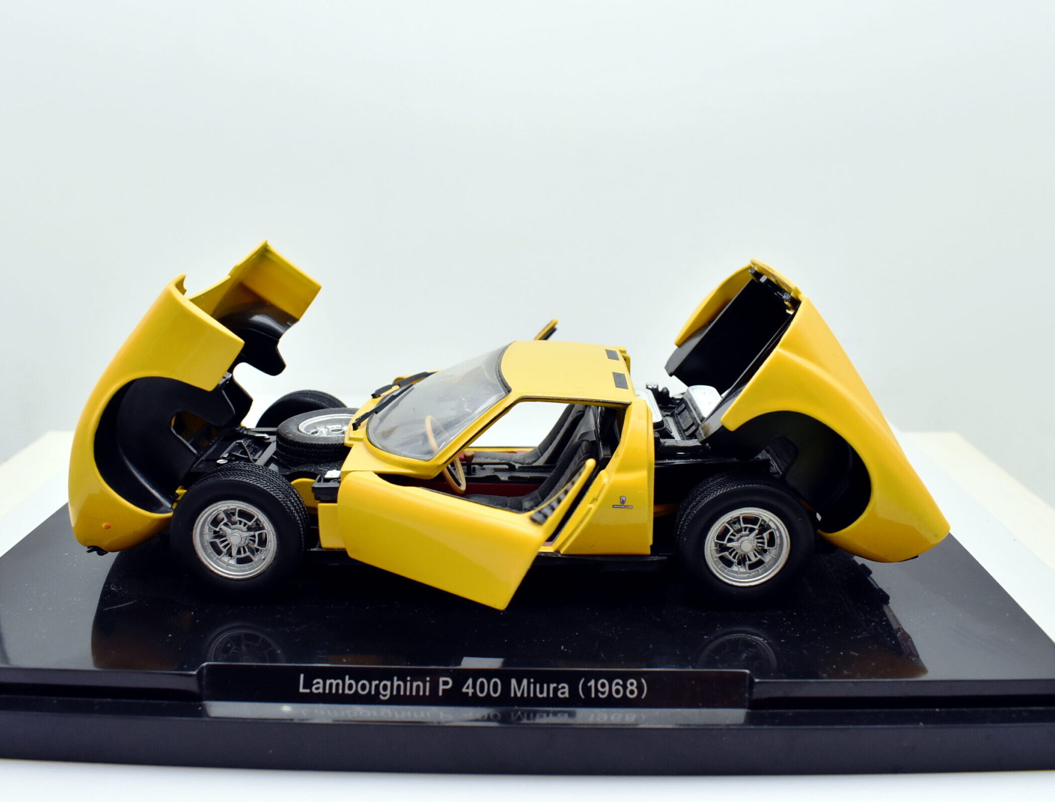 Modellino auto scala 1:24 Lamborghini P 400 Miura modellismo statico da collezione (Copia)