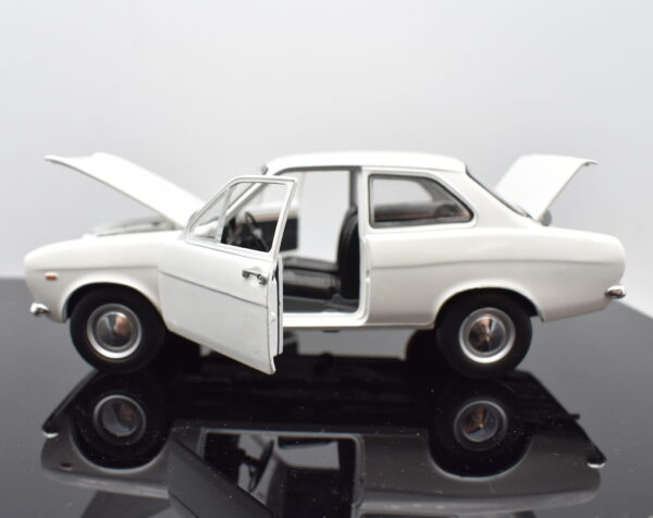 Modellino auto Ford Escort scala 1:24 diecast collezione modellismo statico