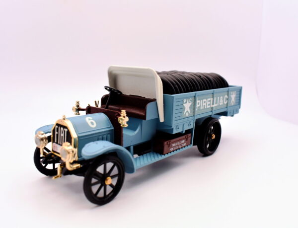 Modellino auto scala 1:43 Fiat autocarro officine pirelli 18 bl  rio diecast modellismo statico