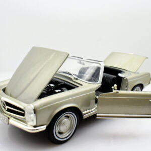 Modellino auto Mercedes 230 SL scala 1:24 diecast collezione modellismo statico