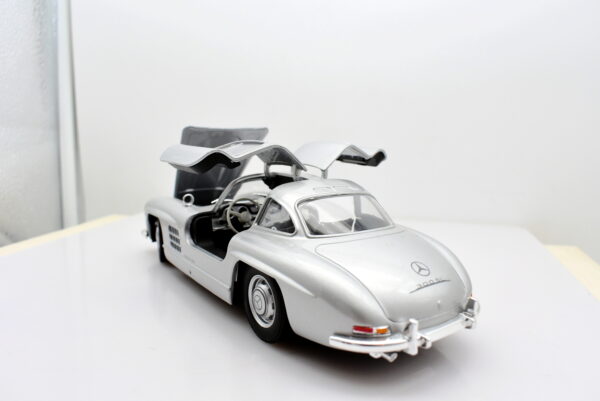 Modellino auto scala 1:24 mercedes benz 300 sl diecast modellismo statico - immagine 4