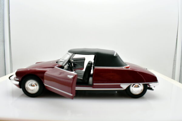 Modellino auto scala 1:24 Citroen DS 19 cabriolet diecast modellismo statico - immagine 2