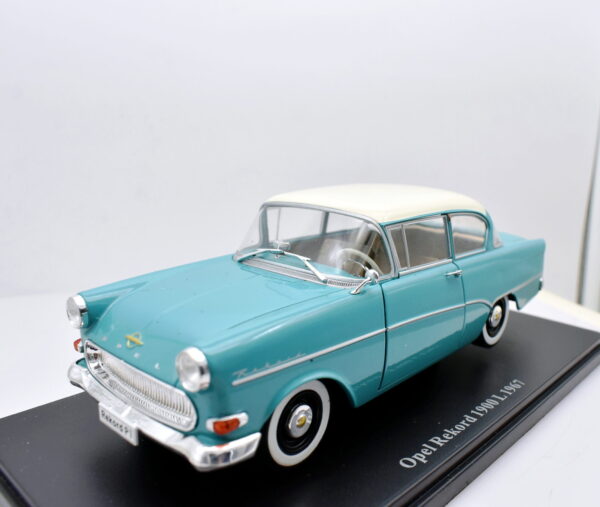 Modellino auto scala 1:24 opel rekord 1900 L  diecast collezione modellismo