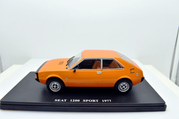 Modellino auto scala 1:24 SEAT 1200 SPORT diecast collezione modellismo - immagine 2