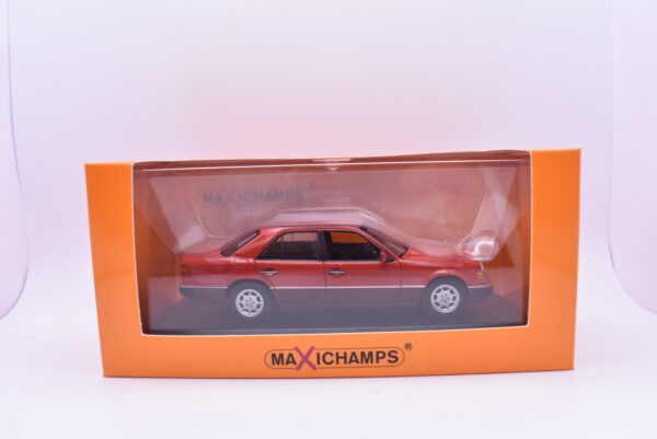 Modellino auto scala 1:43 Mercedes Benz 230E Maxichamps diecast modellismo da collezione - immagine 2