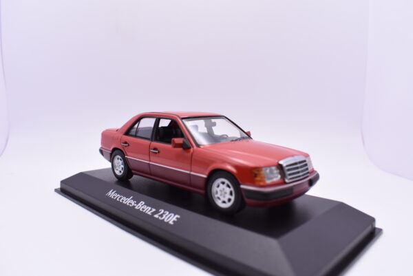 Modellino auto scala 1:43 Mercedes Benz 230E Maxichamps diecast modellismo da collezione - immagine 3