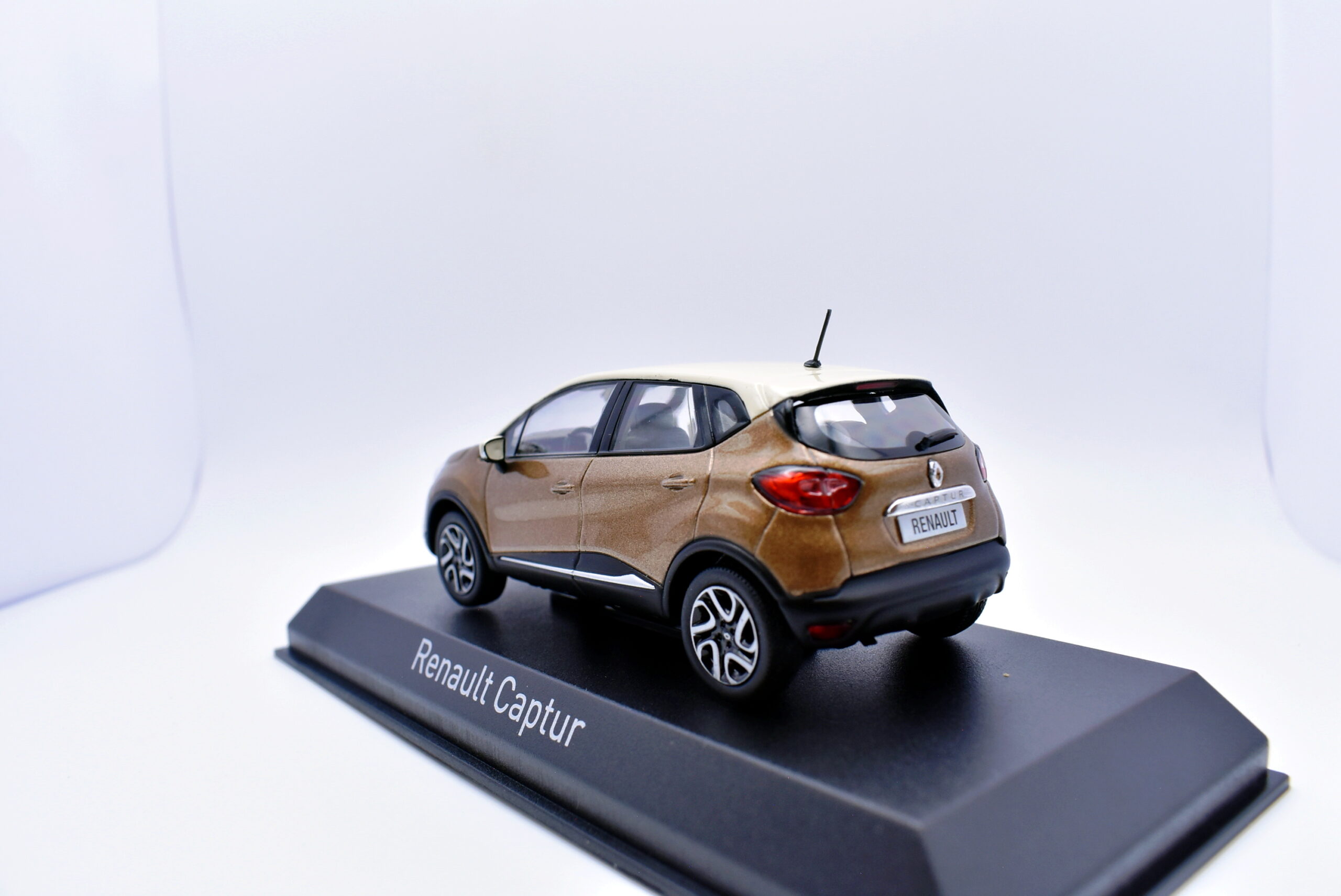 modellino-auto-scala-1-43-renault-captur-diecast-modellismo-da