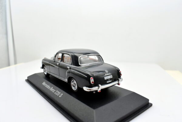 Modellino auto scala 1:43 Mercedes benz 220 S diecast modellismo statico minichamps - immagine 2