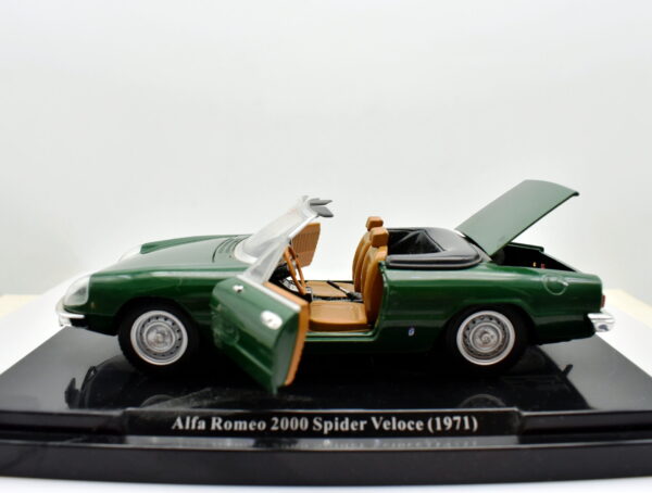 Modellino auto Alfa Romeo 2000 Spider Veloce scala 1:24 diecast modellismo statico da collezione