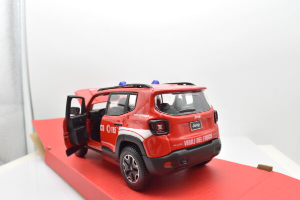 Modellino auto pompieri vigili del fuoco scala 1:24 Jeep renegade diecast modellismo da collezione maisto - immagine 4
