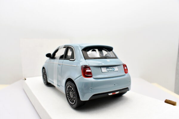 Modellino auto scala 1:24 Fiat 500 E 2023 burago diecast collezione modellismo - immagine 5