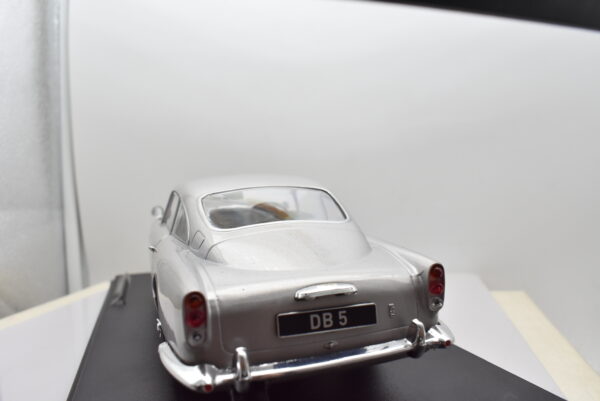 Modellino auto scala 1:18 Aston martin DB5 diecast modellismo da collezione - immagine 2