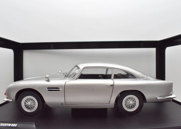 Modellino auto scala 1:18 Aston martin DB5 diecast modellismo da collezione - immagine 4