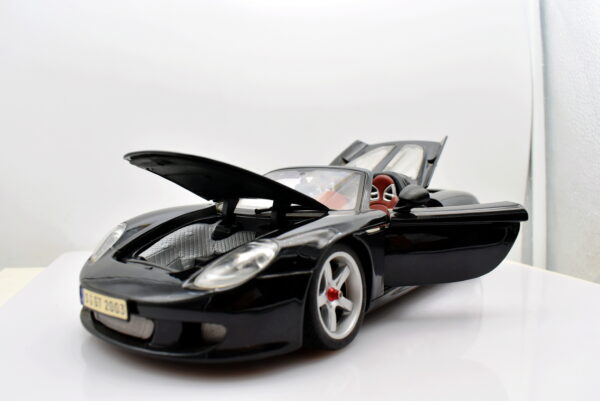 Modellino auto scala 1:18 Porsche carrera GT maisto modellismo statico - immagine 3