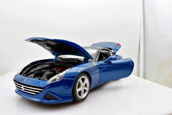 Modellino auto scala 1:18 Ferrari california Burago diecast modellismo statico - immagine 3
