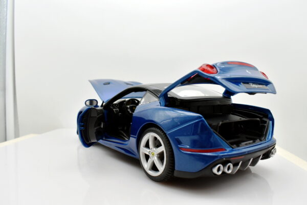 Modellino auto scala 1:18 Ferrari california Burago diecast modellismo statico - immagine 4